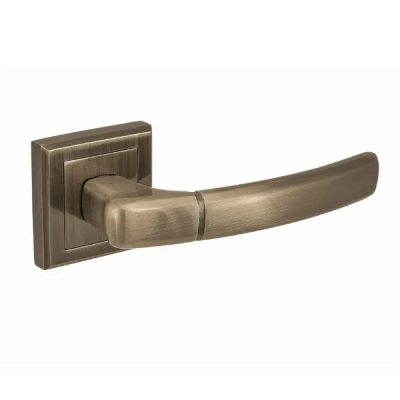 RODOS - klamki na kwadratowej rozecie, patyna