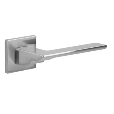 TENDER FIT - klamki na kwadratowej rozecie, chrom-satyna