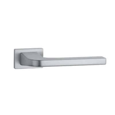 Klamki Aprile ISMENA na prostokątnej rozecie Q Slim 7mm, chrom satynowy