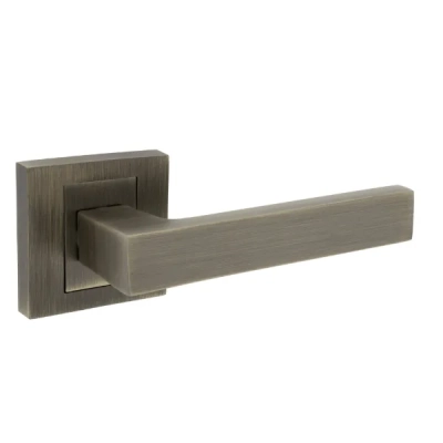 KABO - klamki na kwadratowej rozecie, patyna mat