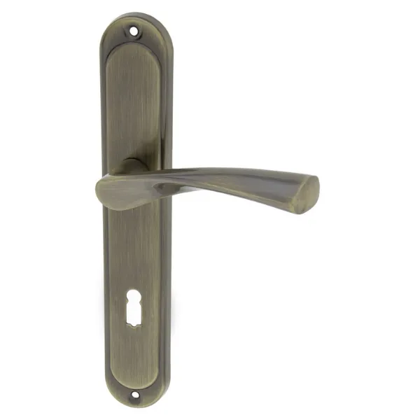 klamki-alubrass-na-dlugim-szyldzie-dajana-patyna-klucz.webp