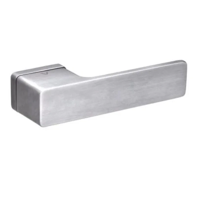 CUBE - klamki na prostokątnej rozecie, chrom szczotkowany