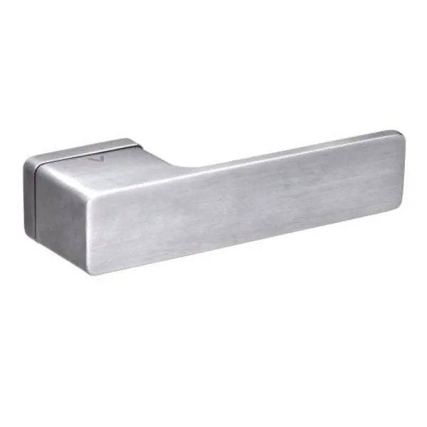 cube-klamki-na-prostokatnej-rozecie-chrom-szczotkowany.webp