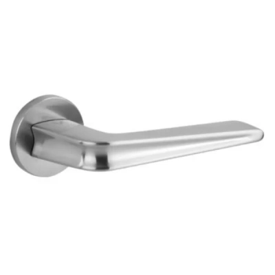 RADIUS FIT - klamki na okrągłej rozecie, chrom-satyna