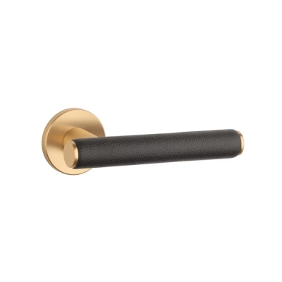 Klamki Aprile EGERIA na rozecie slim 7mm, złoty matowy / brązowa skóra