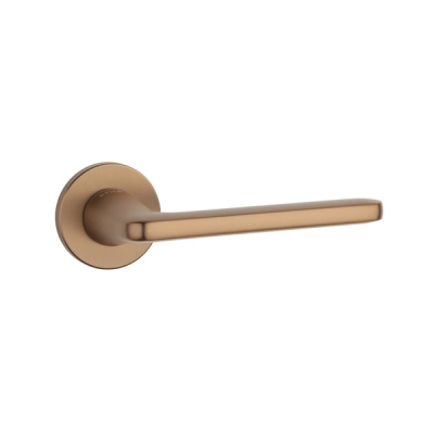 Klamki STILE UTA na rozecie slim 7mm, jasny brązowy