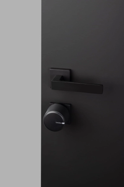tedee-GO-graphite-on-black-door.jpg